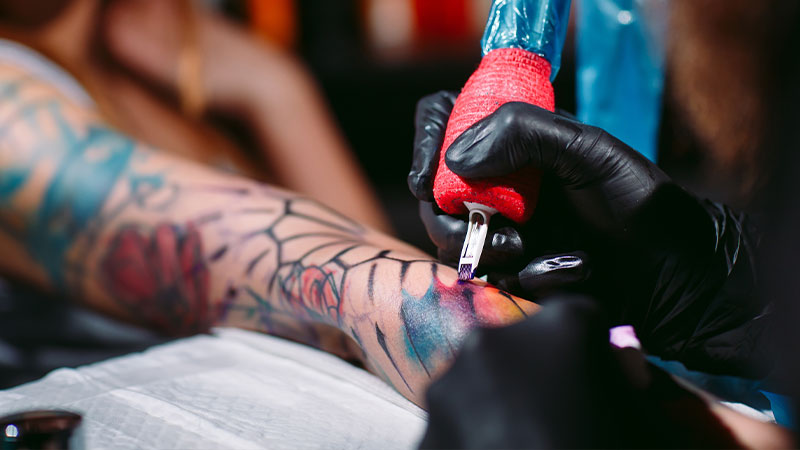 tatuaggi a colori vietati